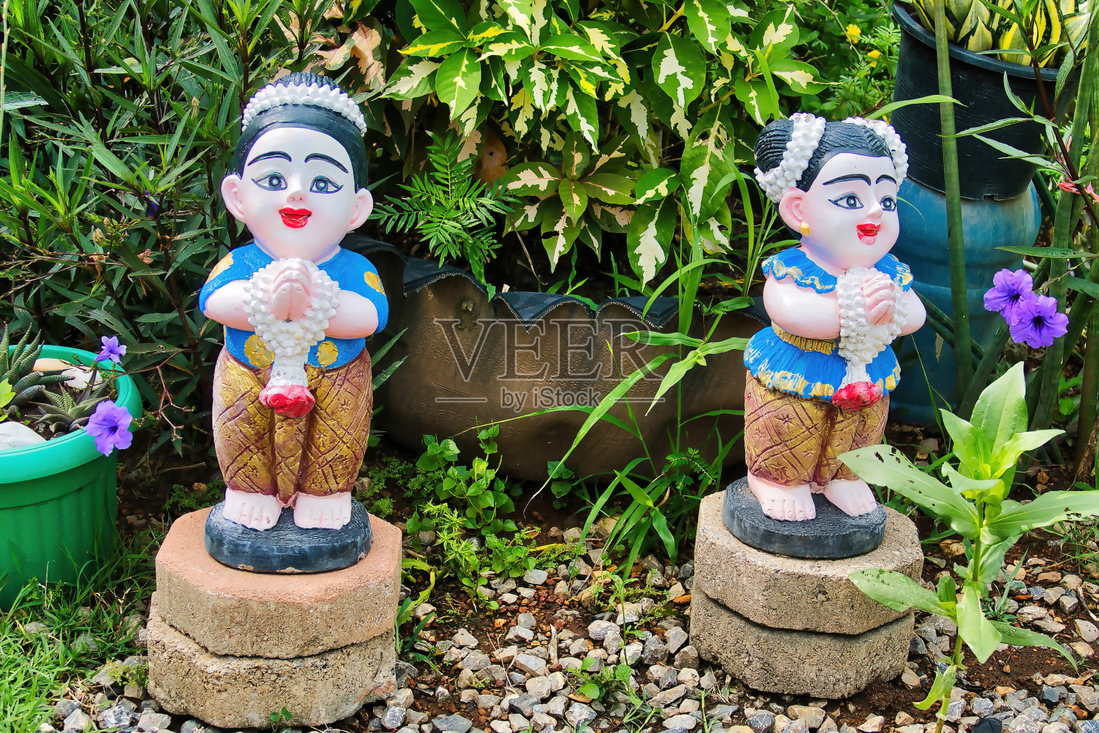 小雕像上的女孩微笑着摆出欢迎的姿势照片摄影图片