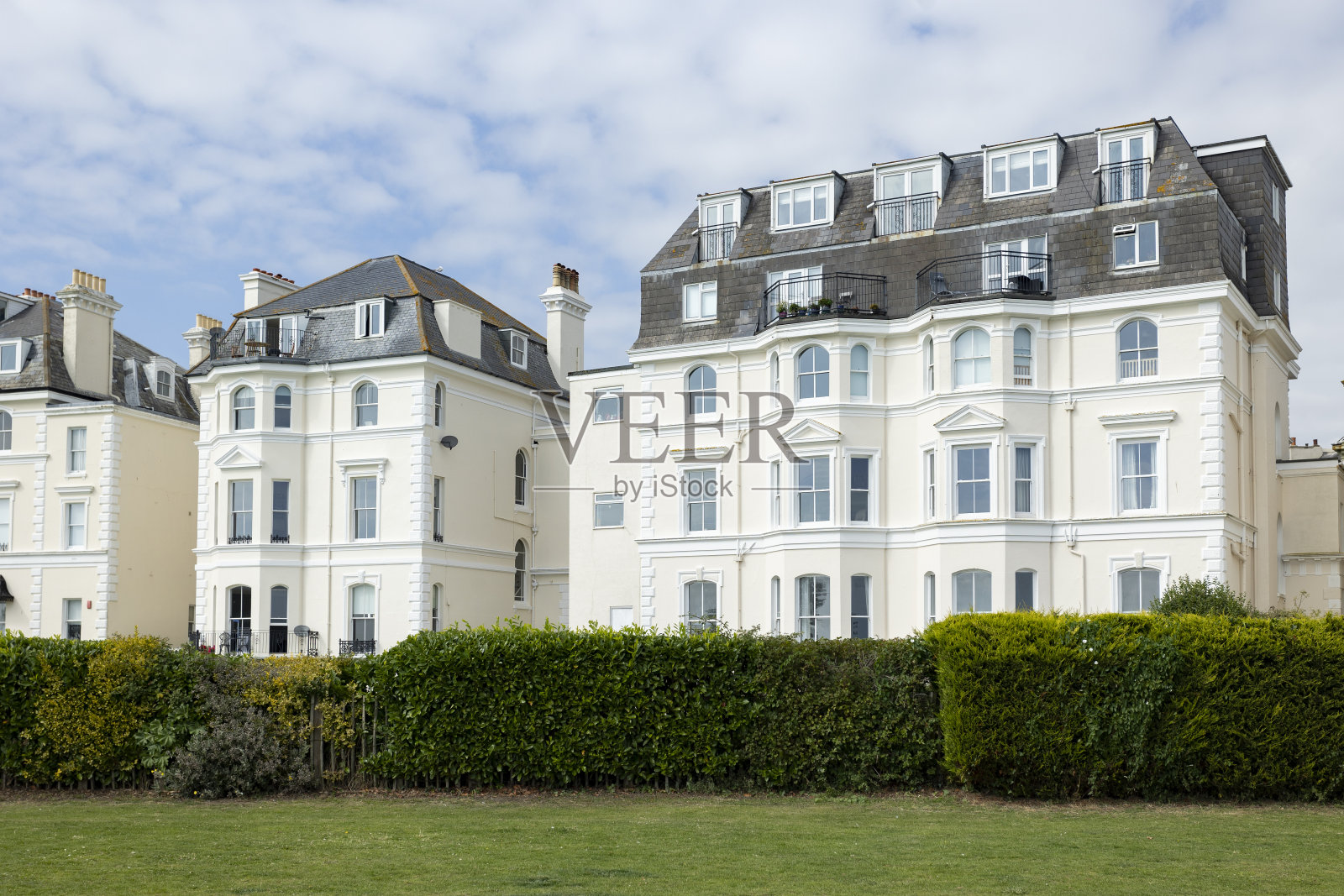 阳光明媚的海滨度假胜地旁的度假屋照片摄影图片