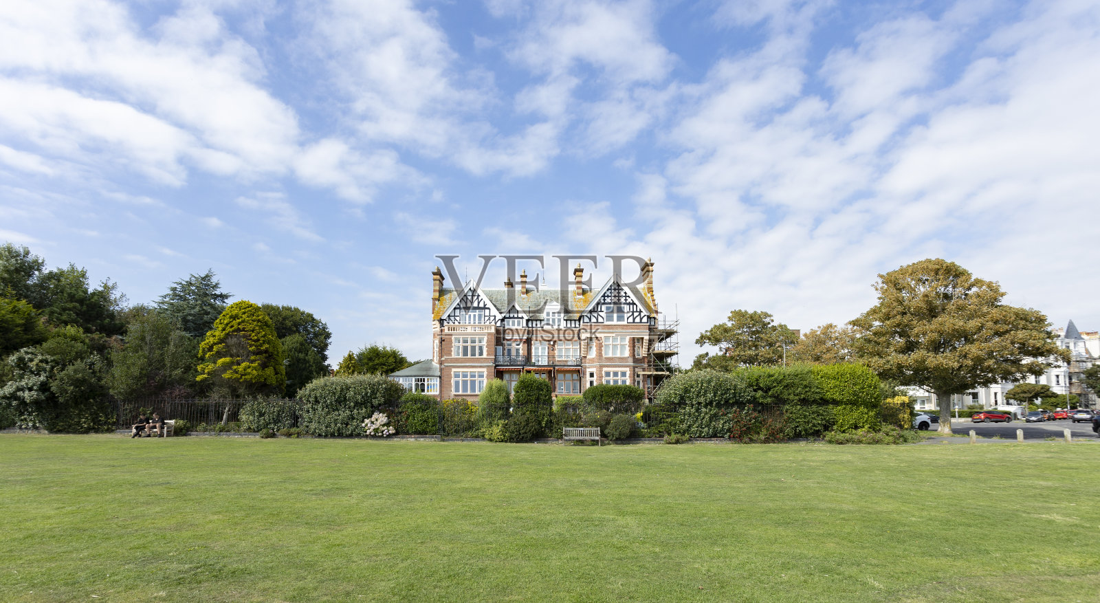 大型摄政大厦，度假屋在阳光明媚的海滨度假胜地照片摄影图片