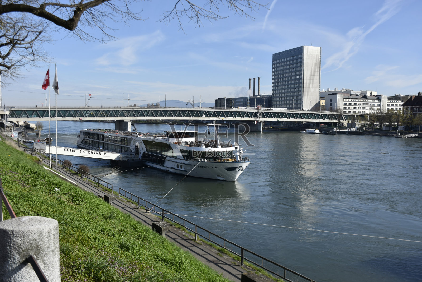 采购产品莱茵河巴塞尔瑞士欧洲，春天，人，莱茵河游船，河游船，日照片摄影图片