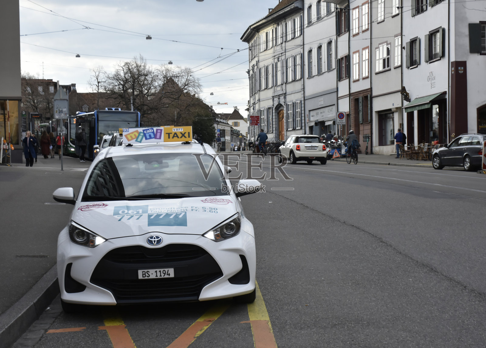 巴塞尔SBB，出租车站在瑞士巴塞尔欧洲，巴士站，人，陆地车辆，春天照片摄影图片