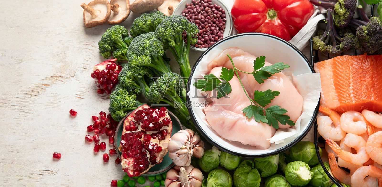 有机食品的健康营养，超级食品，肉，鱼，豆类，种子和蔬菜。照片摄影图片