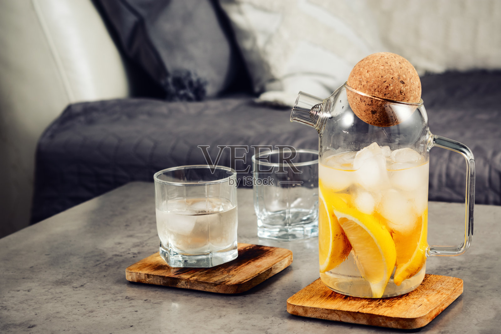 加柠檬和冰的水。照片摄影图片