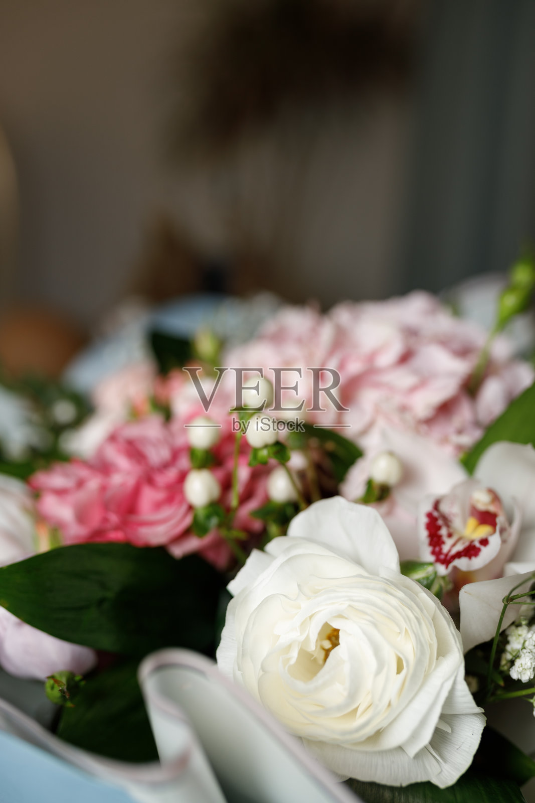 粉红色包装的粉色牡丹和白玫瑰花束照片摄影图片