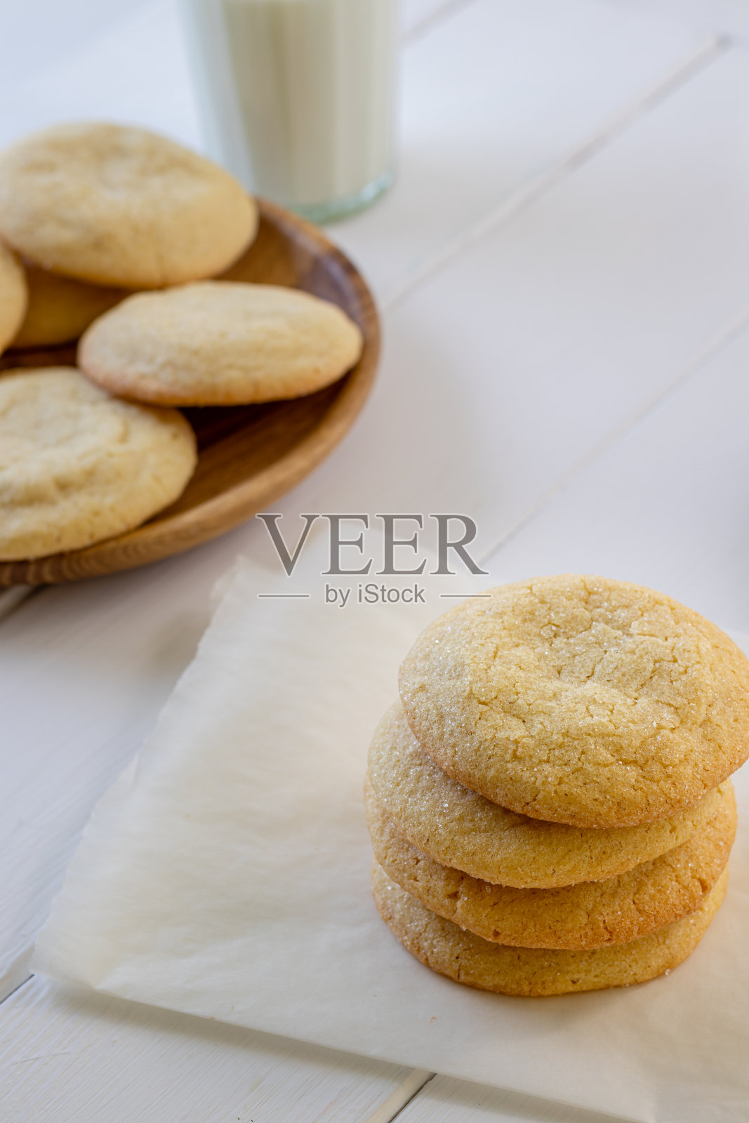 木桌上美味的糖饼干，特写照片摄影图片