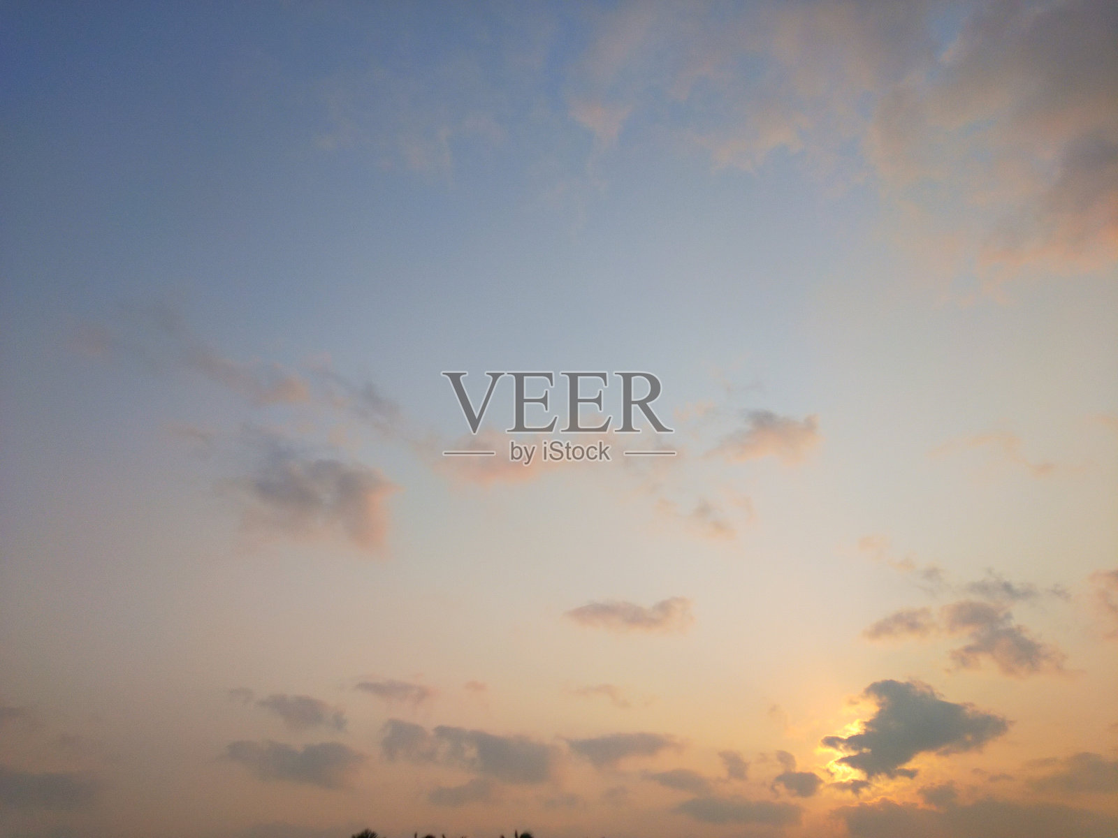 美丽的日出被灰色的积云掩盖了。照片摄影图片