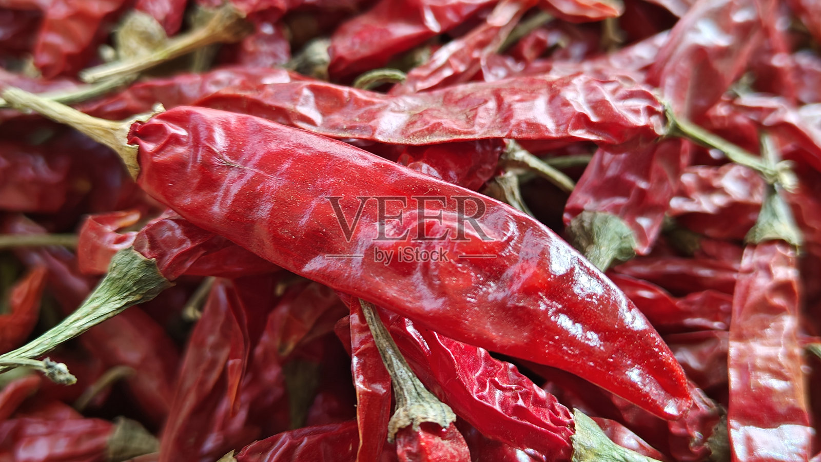 从顶部看，白色背景上的干红辣椒照片摄影图片