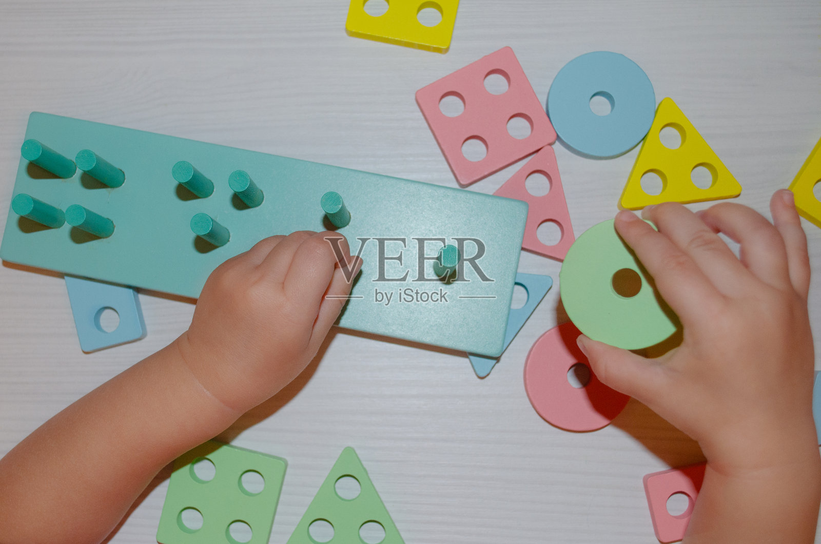 木制彩色积木学前教育智力游戏照片摄影图片