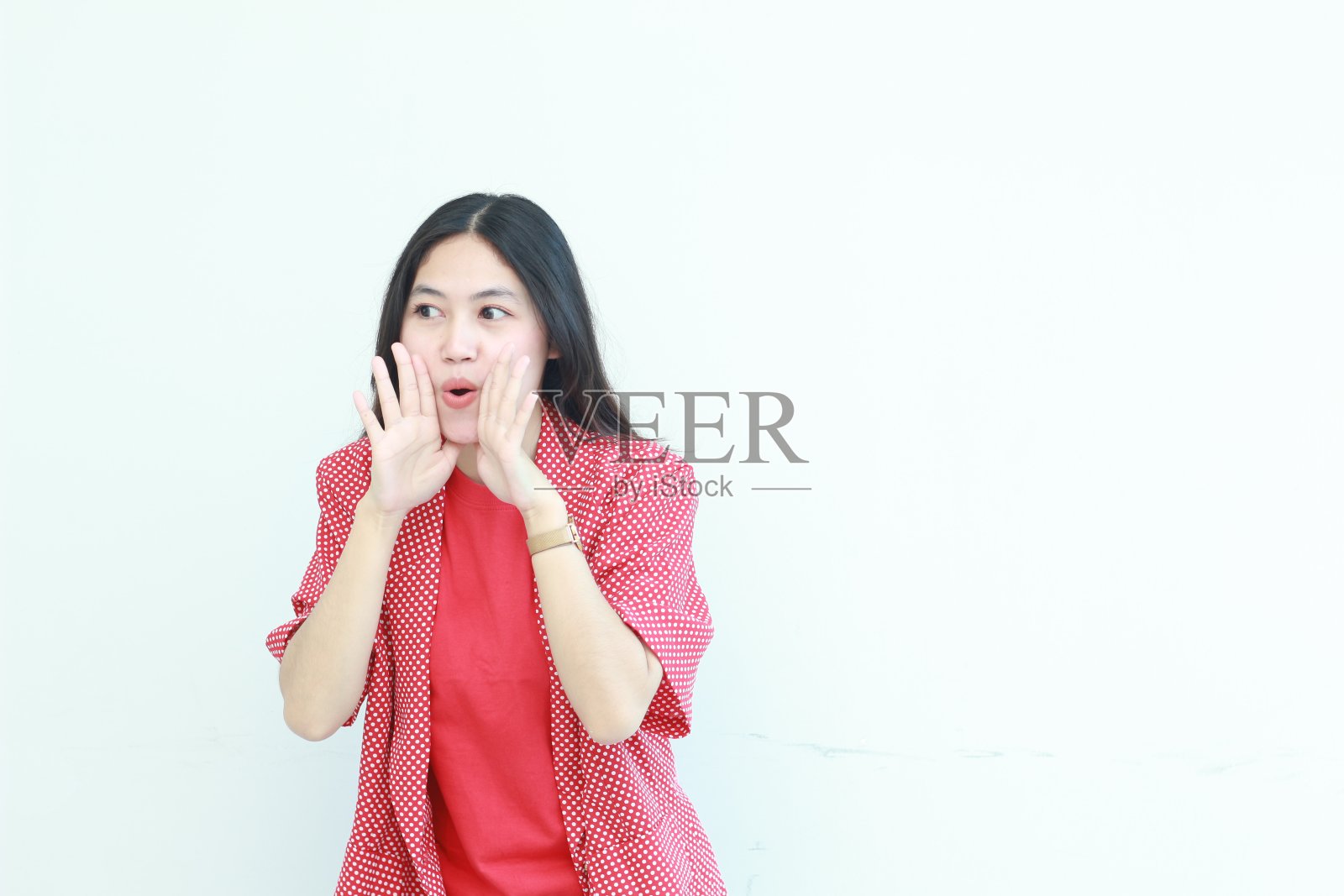 美丽的亚洲女人的肖像穿着红色的衣服与耳语的手势照片摄影图片