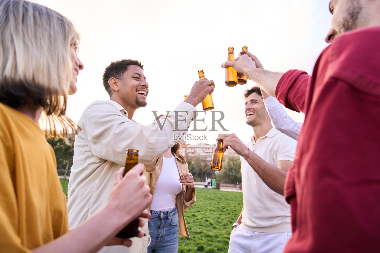 一群朋友喝着啤酒在公园聚会玩得很开心在这个庆祝活动中玩得很开心照片摄影图片