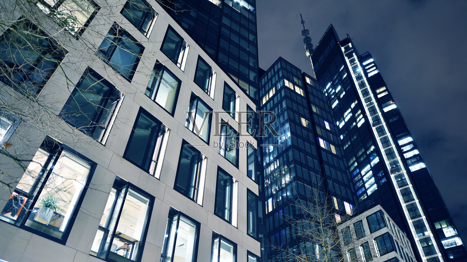 晚上的办公楼。夜间建筑，建筑物采用玻璃幕墙。照片摄影图片