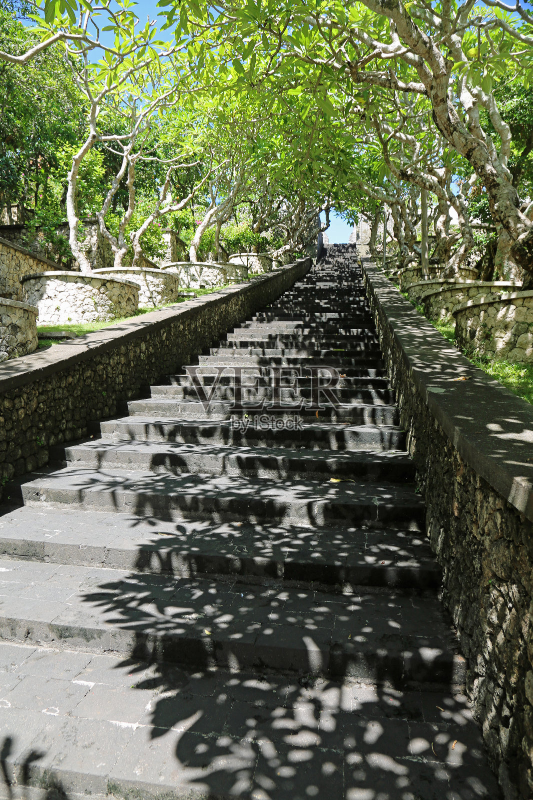 台阶到Pura Luhur Uluwatu垂直照片摄影图片