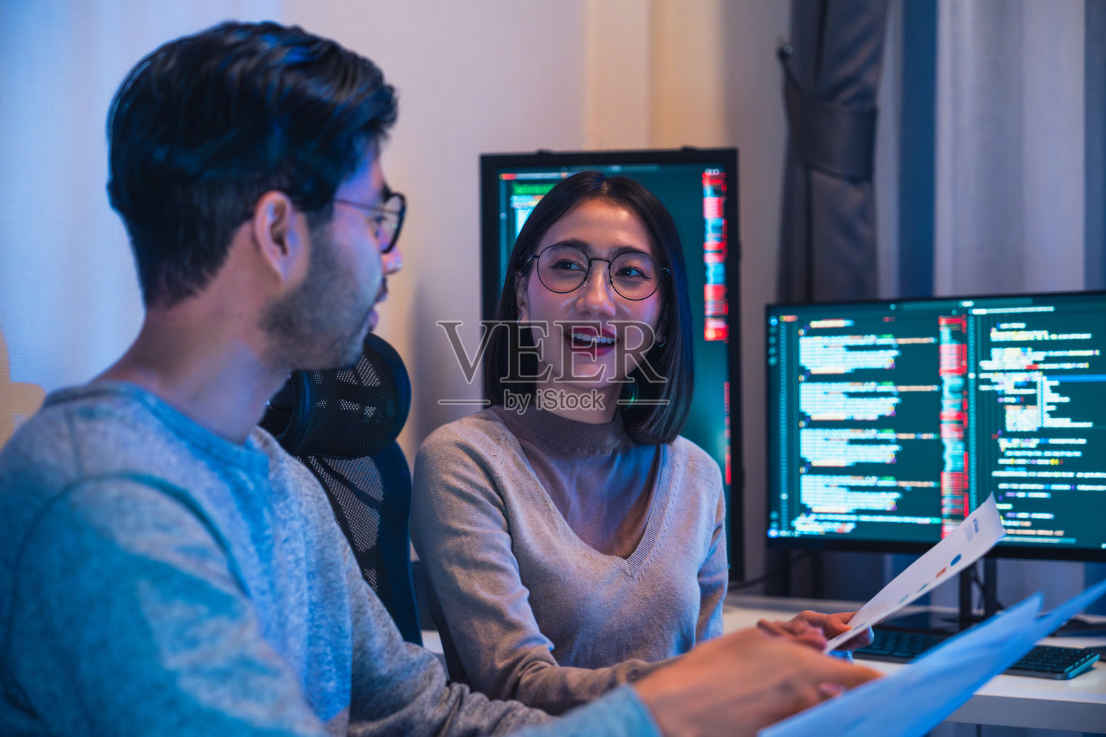 亚洲和印度的开发人员开发团队在办公室晚上用软件计算机讨论编程照片摄影图片