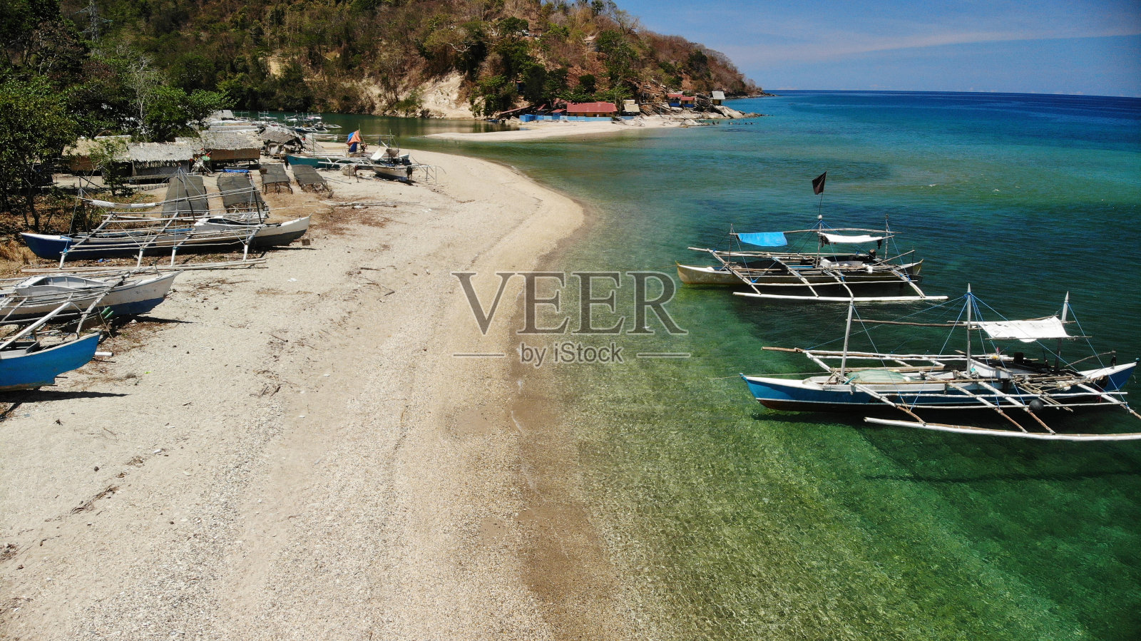 热带海滩岸边的木船照片摄影图片