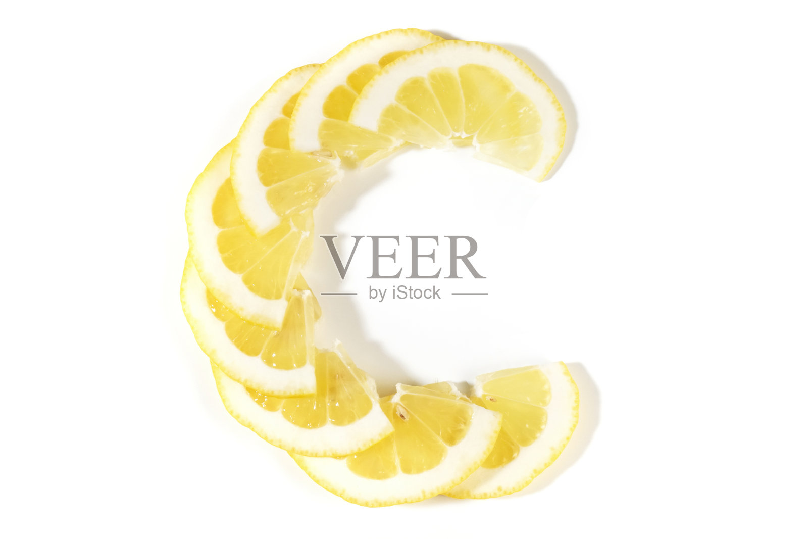 维生素C字母由白色背景上的柠檬水果片组成照片摄影图片