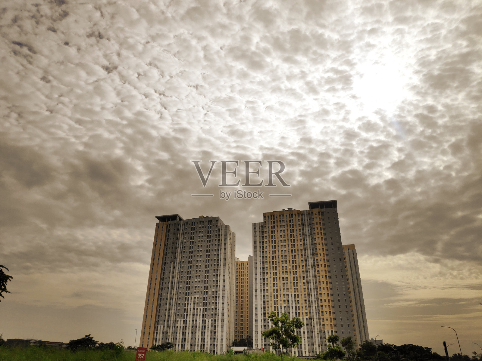 高层建筑下面的景色照片摄影图片