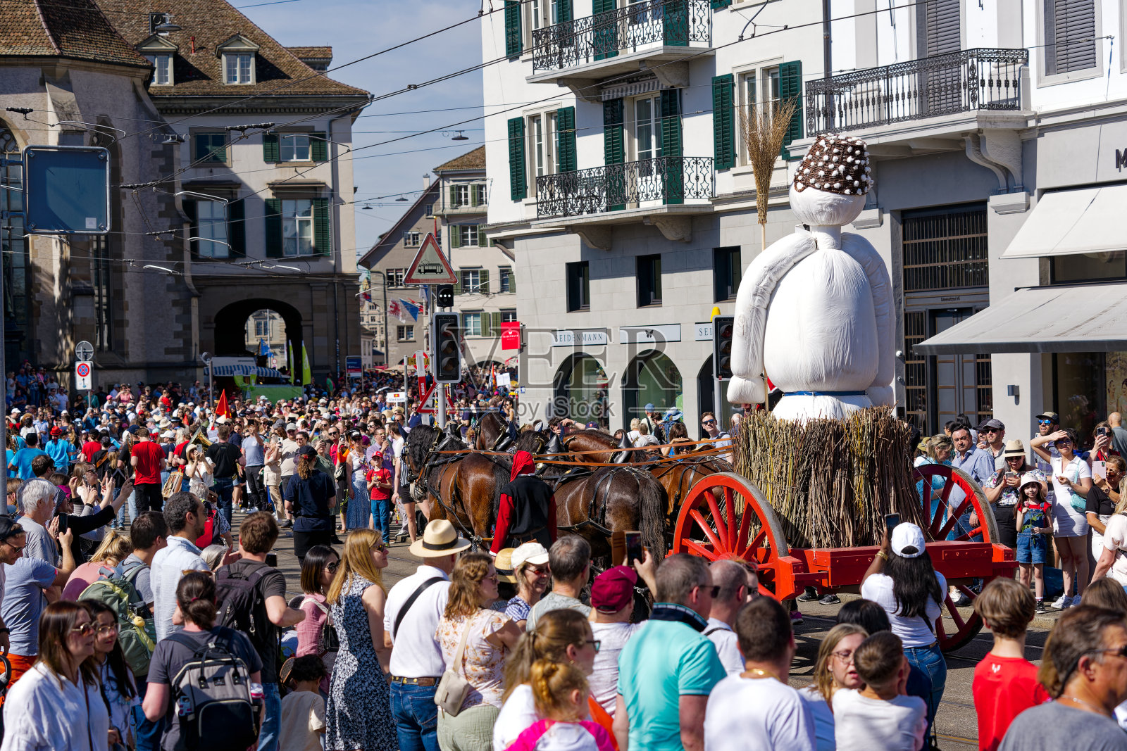 周日儿童在春节游行名为Sechesläuten与客人州阿彭策尔奥塞罗登。照片摄影图片