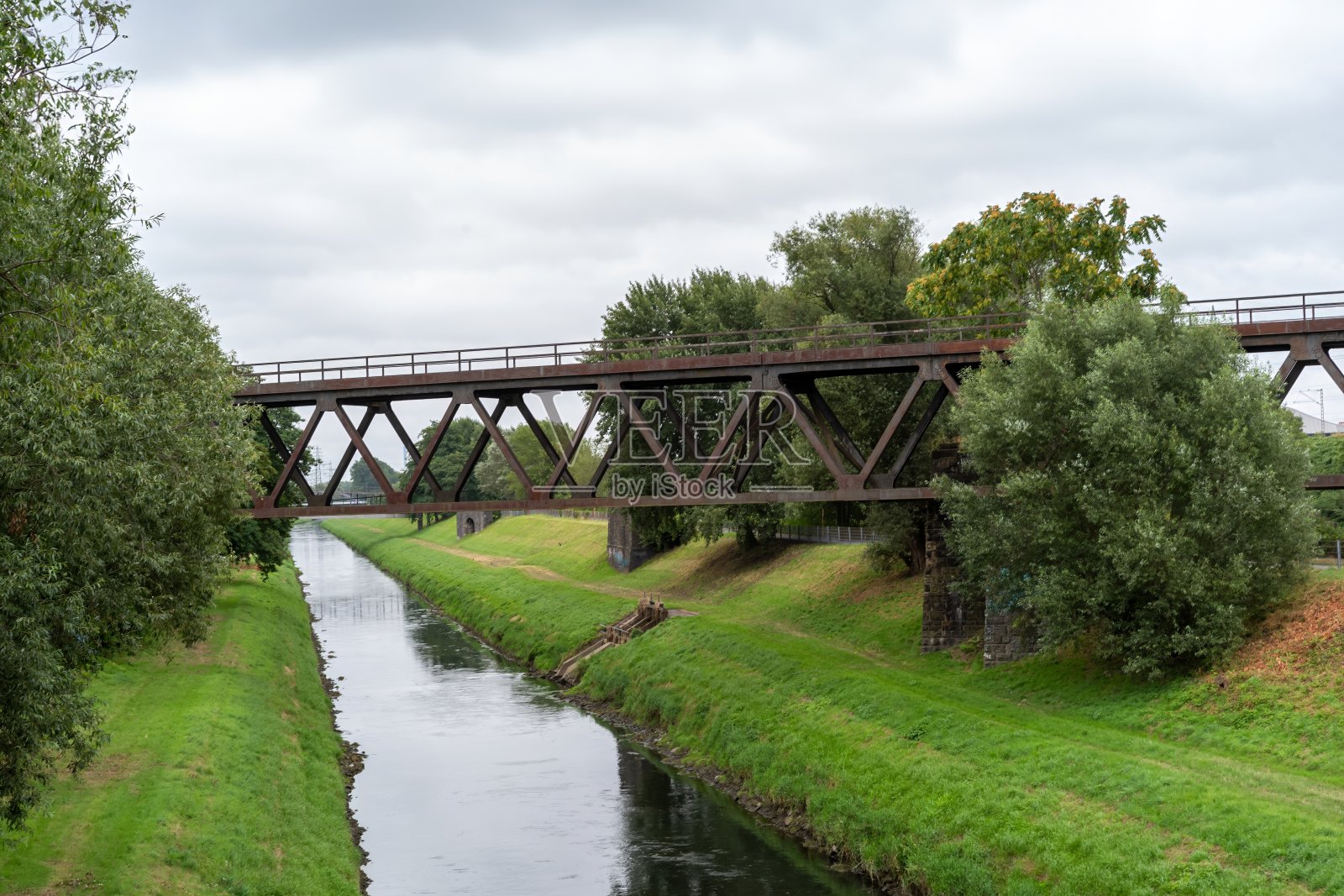 工业区的大型下水道和桥梁照片摄影图片