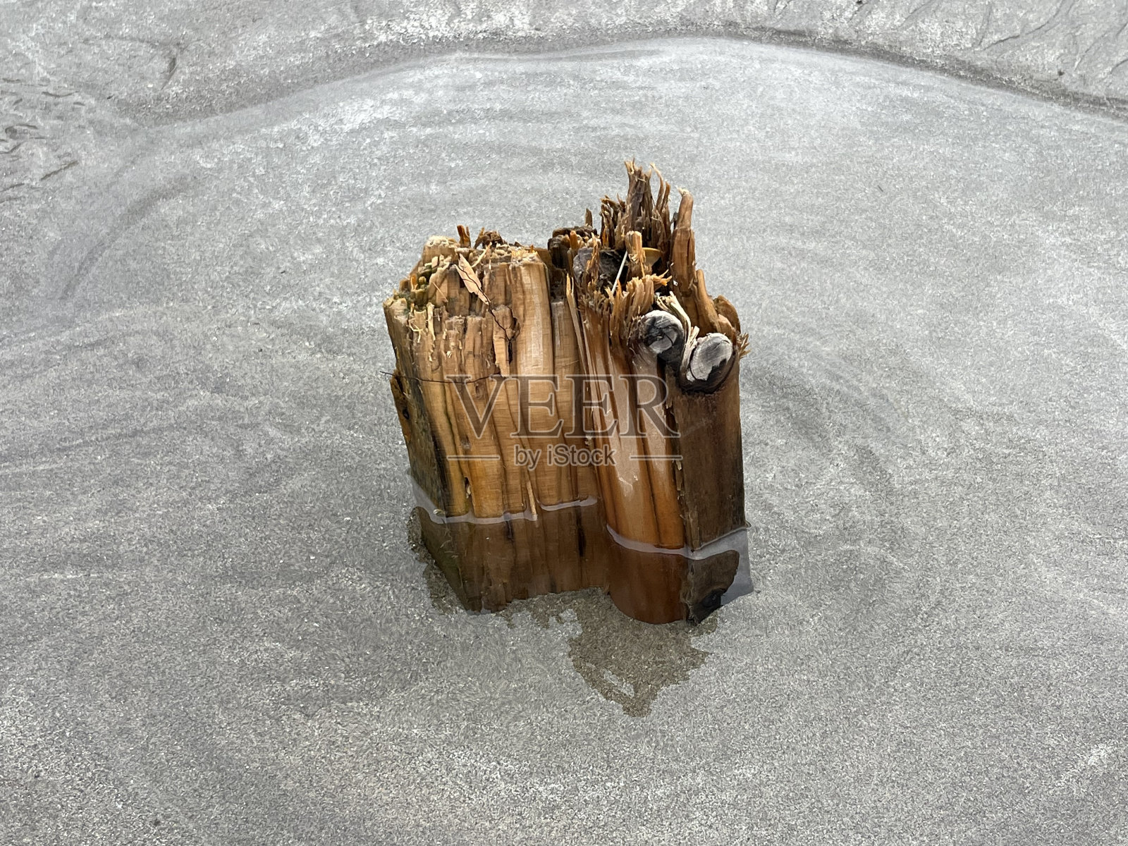 在暴风雨中被撞成两半的木质救生圈柱子的残肢。斯莱戈湾，爱尔兰照片摄影图片