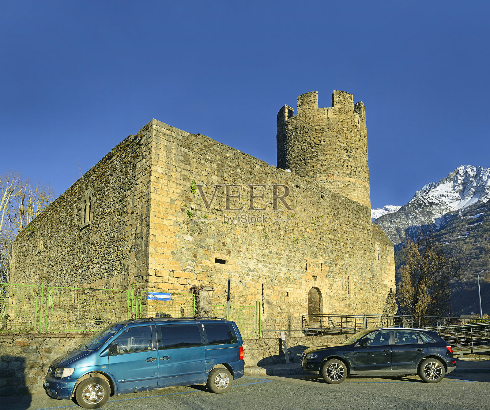 奥斯塔，意大利-布拉马法姆之旅-城墙上的防御塔照片摄影图片