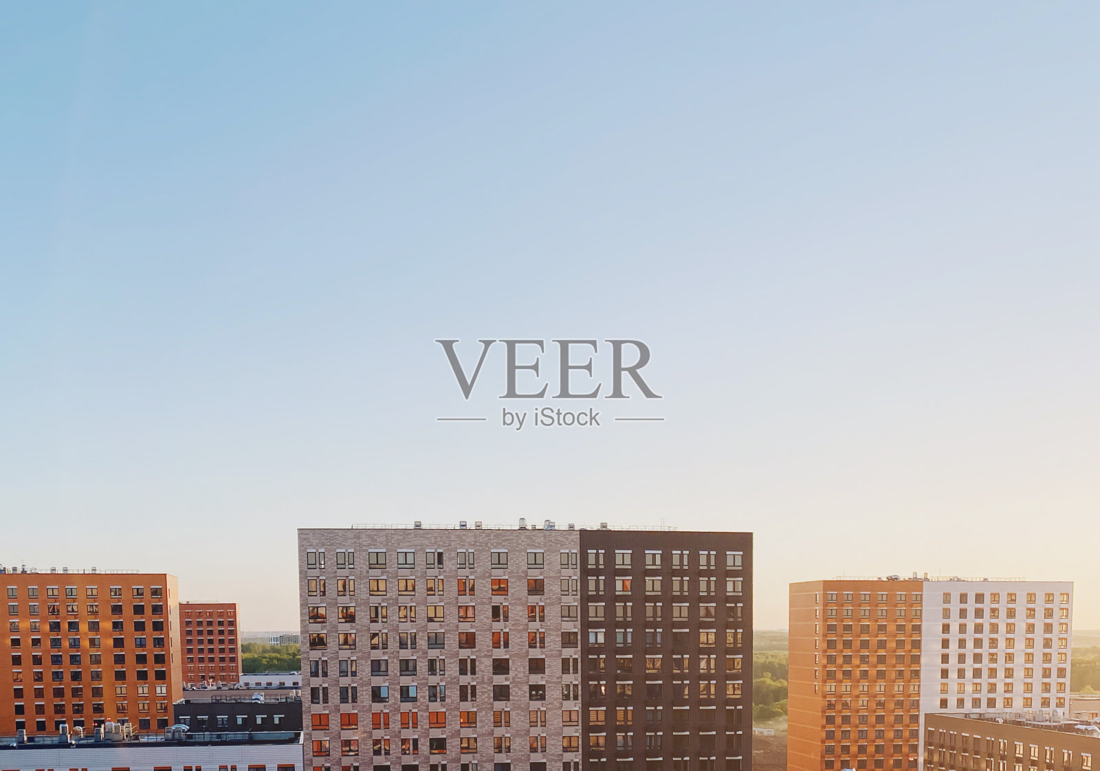 都市现代景观:色彩缤纷的新建筑住宅建筑，窗户，空调，外墙在温暖的夏日傍晚，美丽的夕阳光，房地产概念，文字的地方照片摄影图片