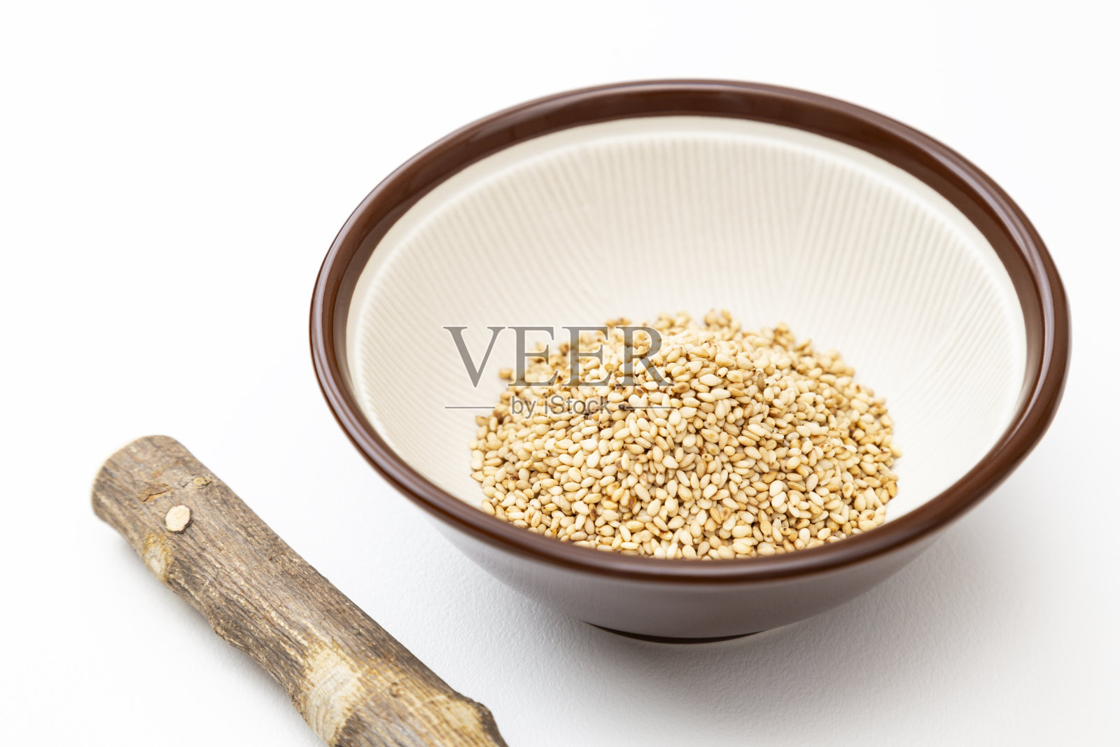 研钵和烤芝麻籽照片摄影图片