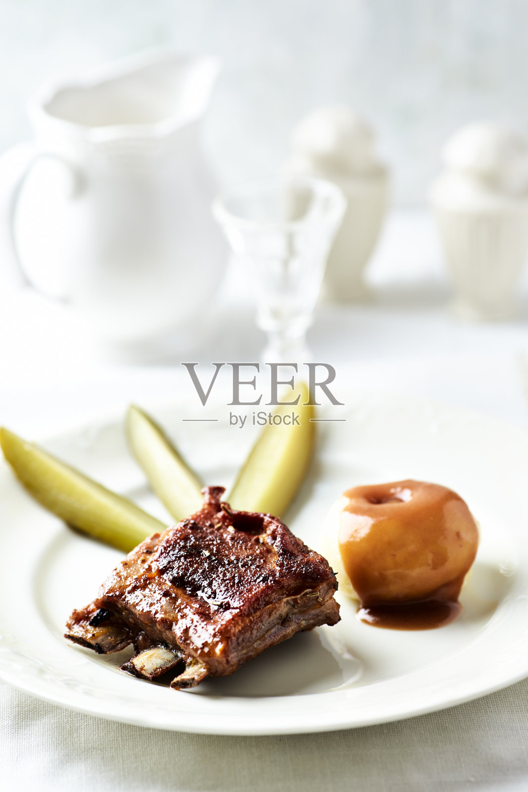 煎排骨配土豆饺子，背景明亮。关闭了。照片摄影图片