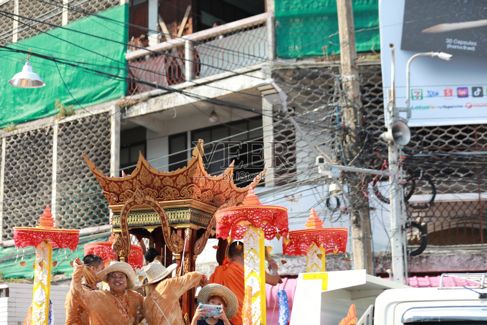 表演者与美丽的女性和汉索姆男演员一起穿着兰纳风格的传统服装参加庆祝Salung Luang Klong Yai节的游行照片摄影图片
