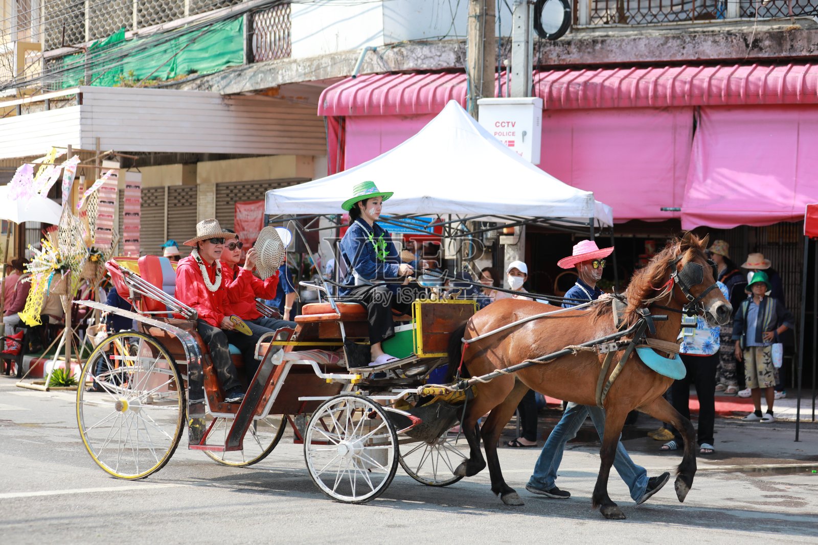 表演者与美丽的女性和汉索姆男演员一起穿着兰纳风格的传统服装参加庆祝Salung Luang Klong Yai节的游行照片摄影图片