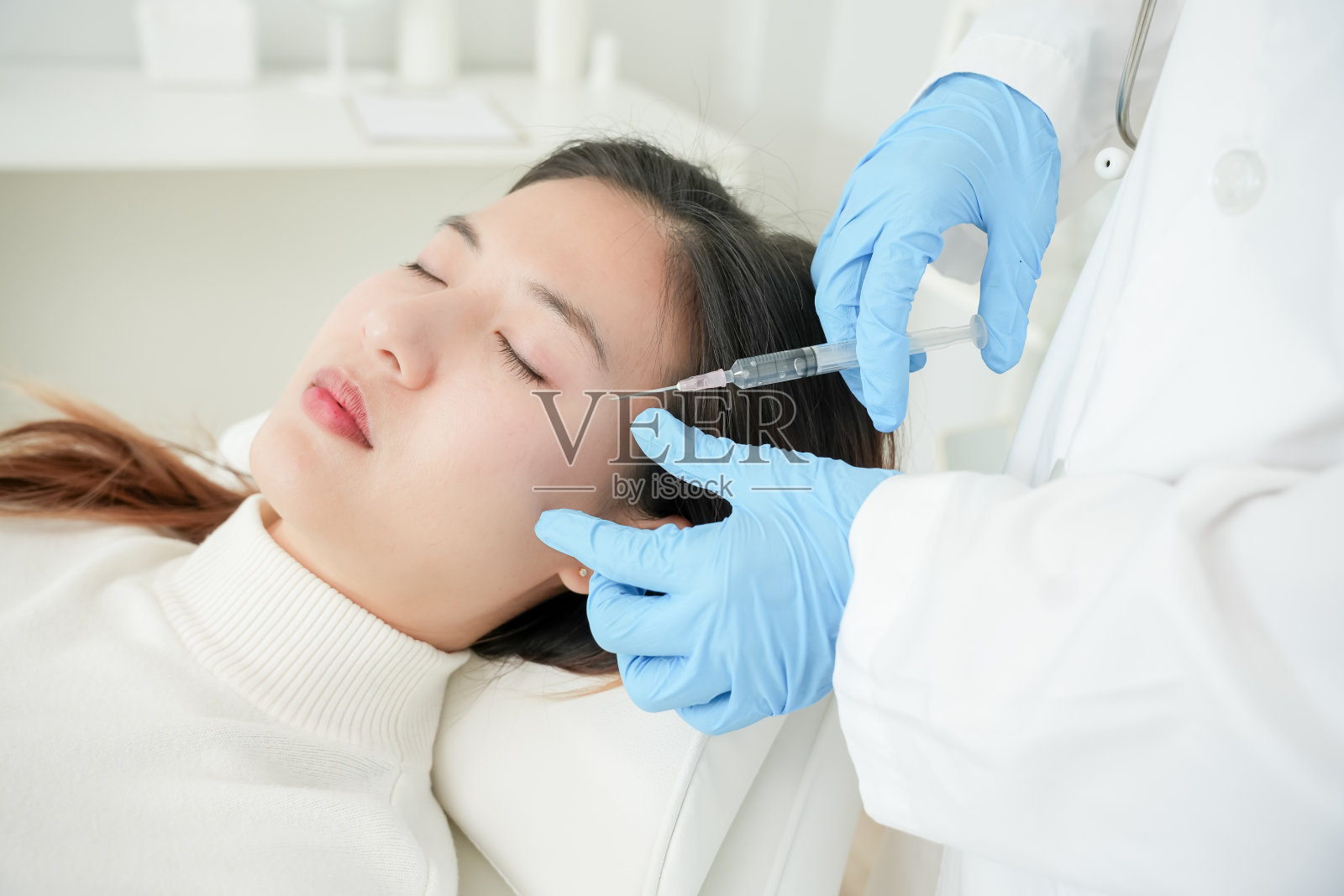 美容诊所：亚洲女性接受美白针、填充剂注射等美容护理，改善肤质、缩小毛孔、减少皱纹，打造婴儿肌照片摄影图片