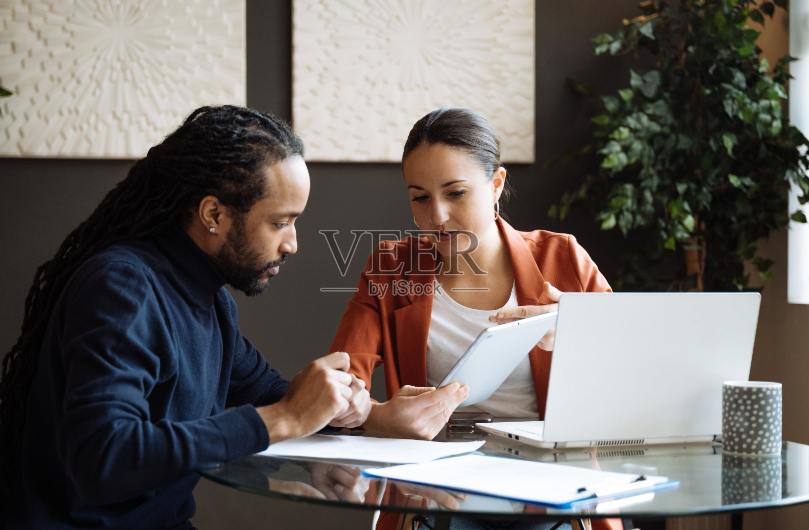 商务团队在办公室工作，使用笔记本电脑和平板电脑照片摄影图片