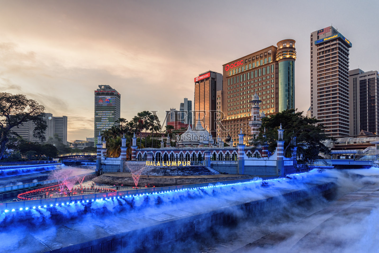 Jamek清真寺和Kolam Biru喷泉的夜景照片摄影图片