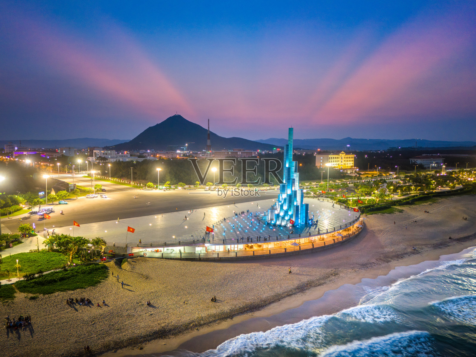 日落在越南富颜省图和沿海城市的永峰塔广场。这是一个吸引游客和当地人的新地方。旅游景观理念照片摄影图片