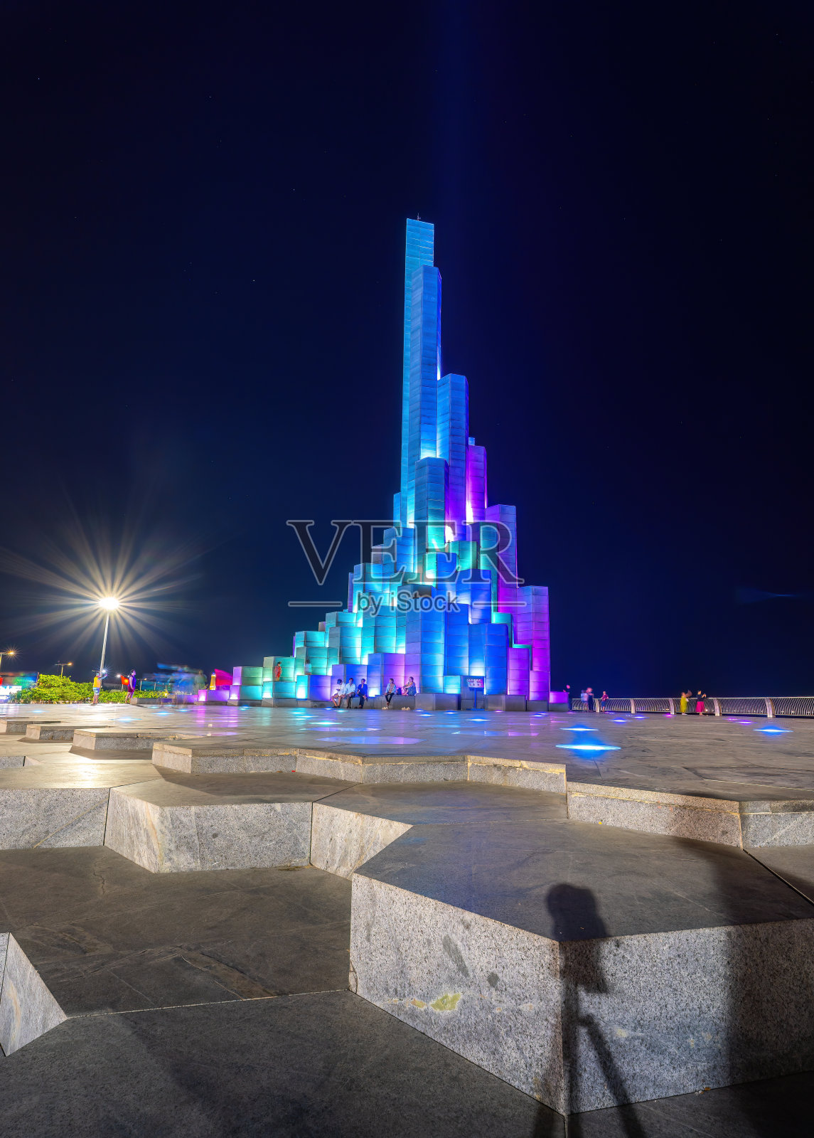 在越南富颜省图和沿海城市的宁峰塔广场的夜晚。这是一个吸引游客和当地人的新地方。旅游景观理念照片摄影图片