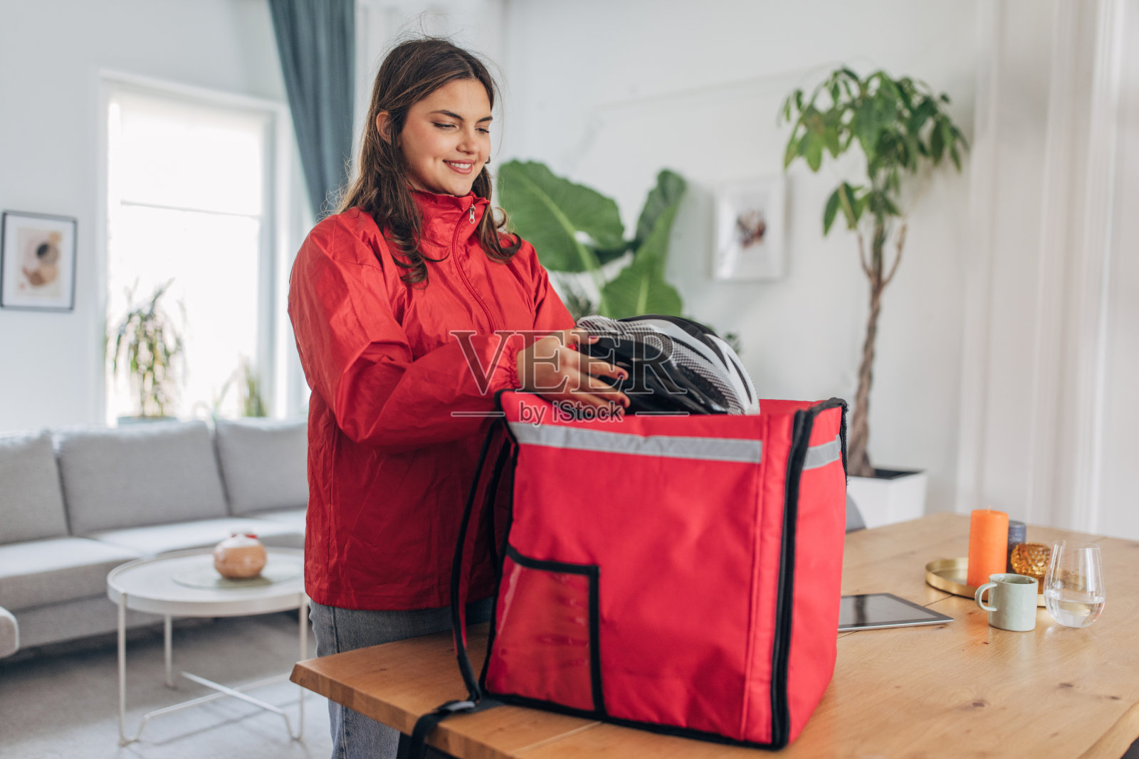 年轻女子在家里打包外卖包照片摄影图片