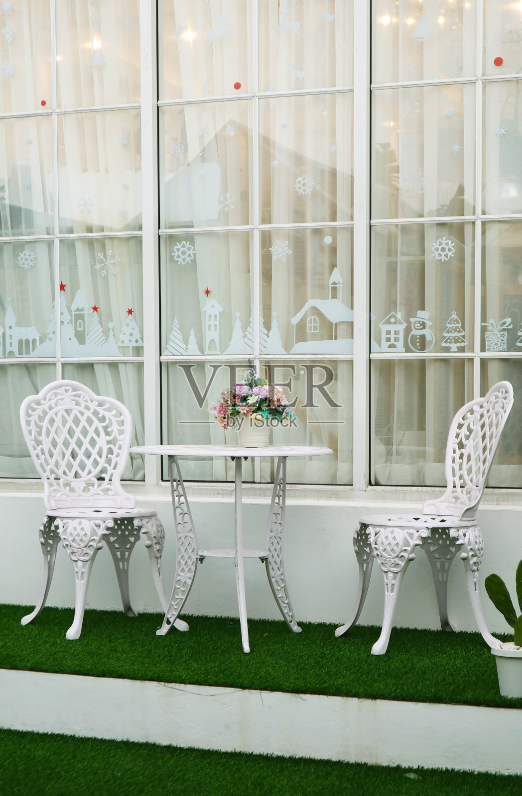 后院的白色锻铁茶几和椅子照片摄影图片