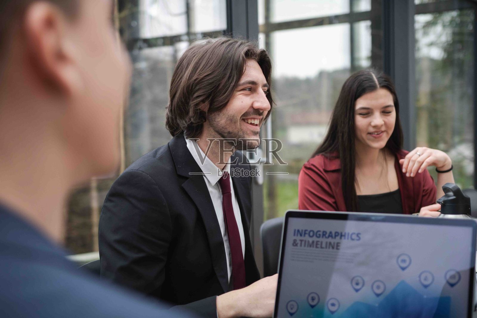 自信的年轻人在办公室开会照片摄影图片