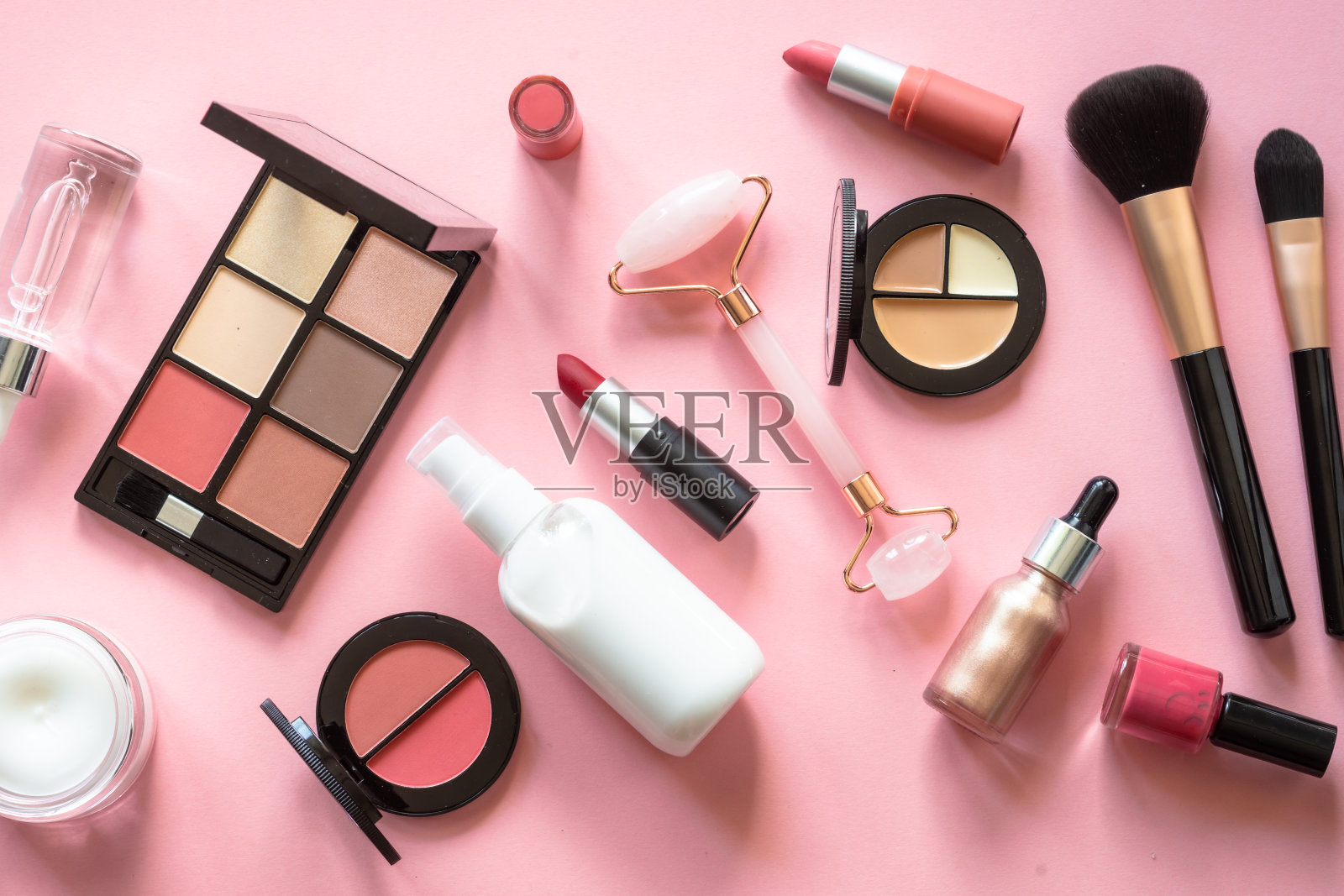化妆专业化妆品粉红色的背景。照片摄影图片