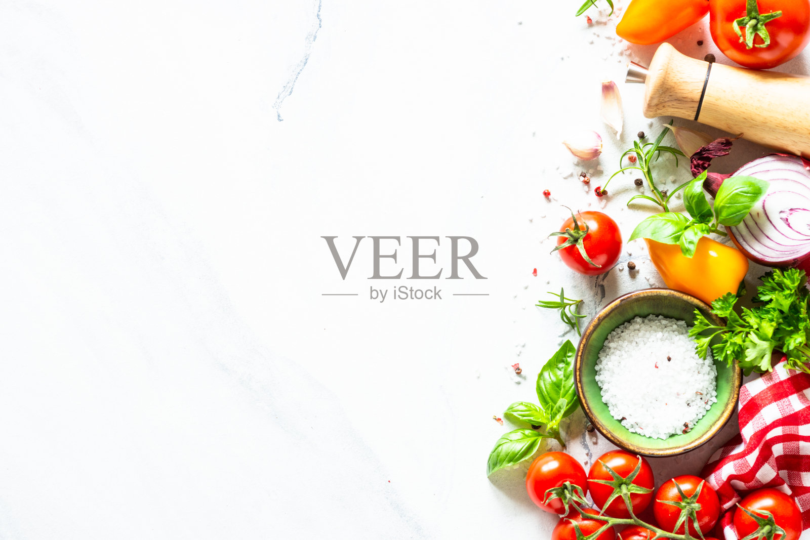 白色大理石餐桌上的食物烹饪背景。照片摄影图片