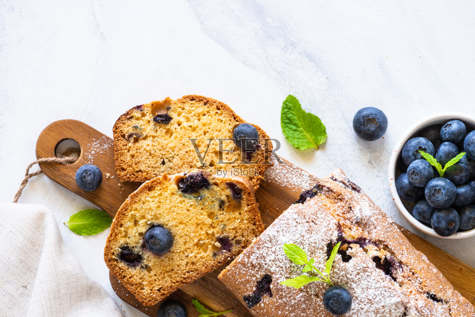 白底蓝莓蛋糕。照片摄影图片