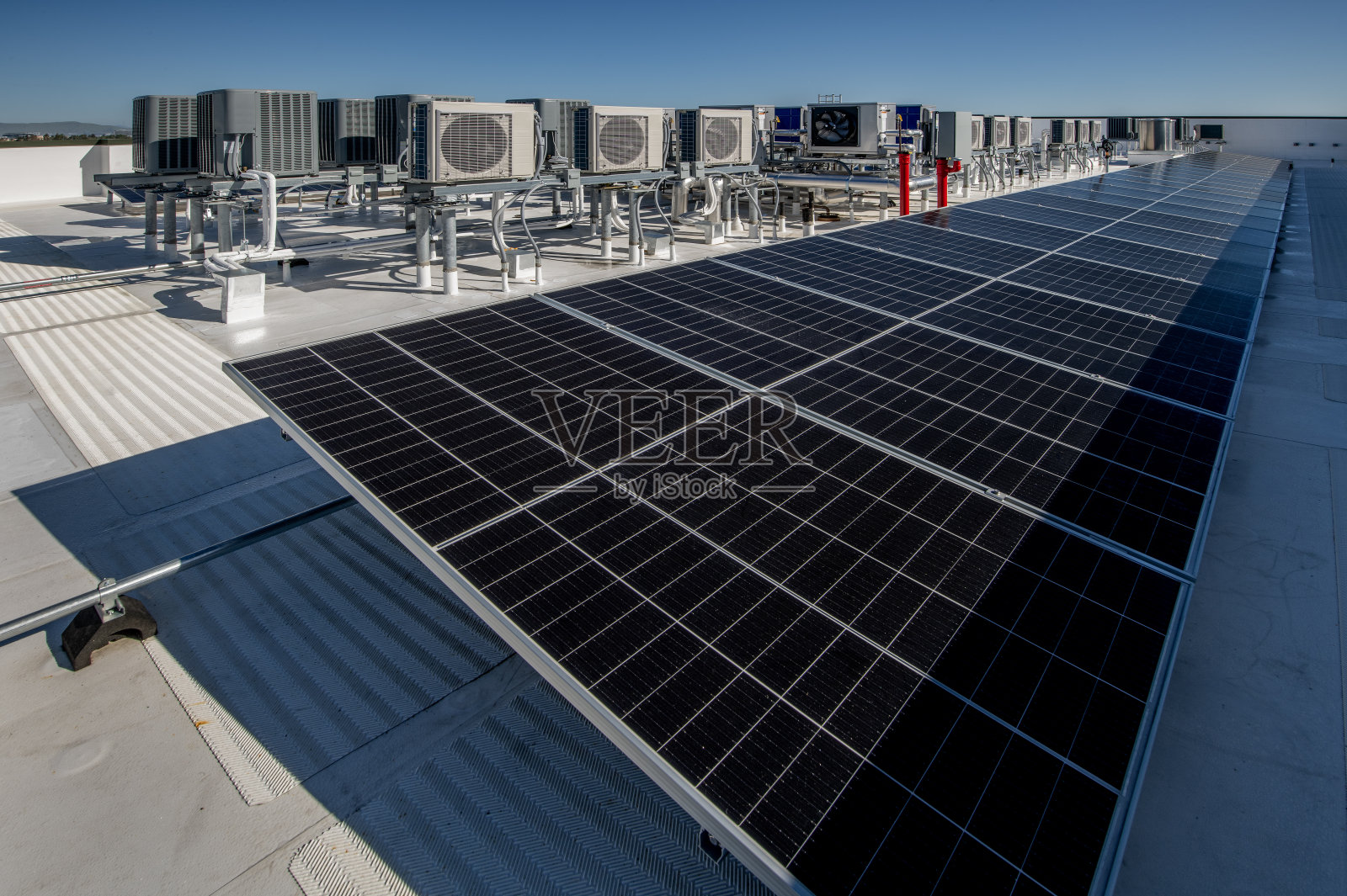 带热水器的热泵照片摄影图片