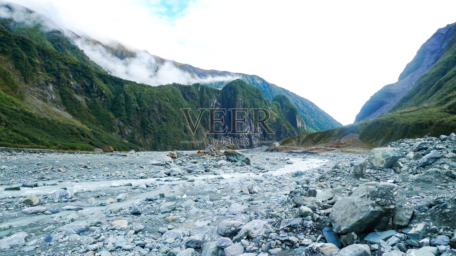 寒冷的福克斯冰川延伸到新西兰南岛的一个山谷照片摄影图片