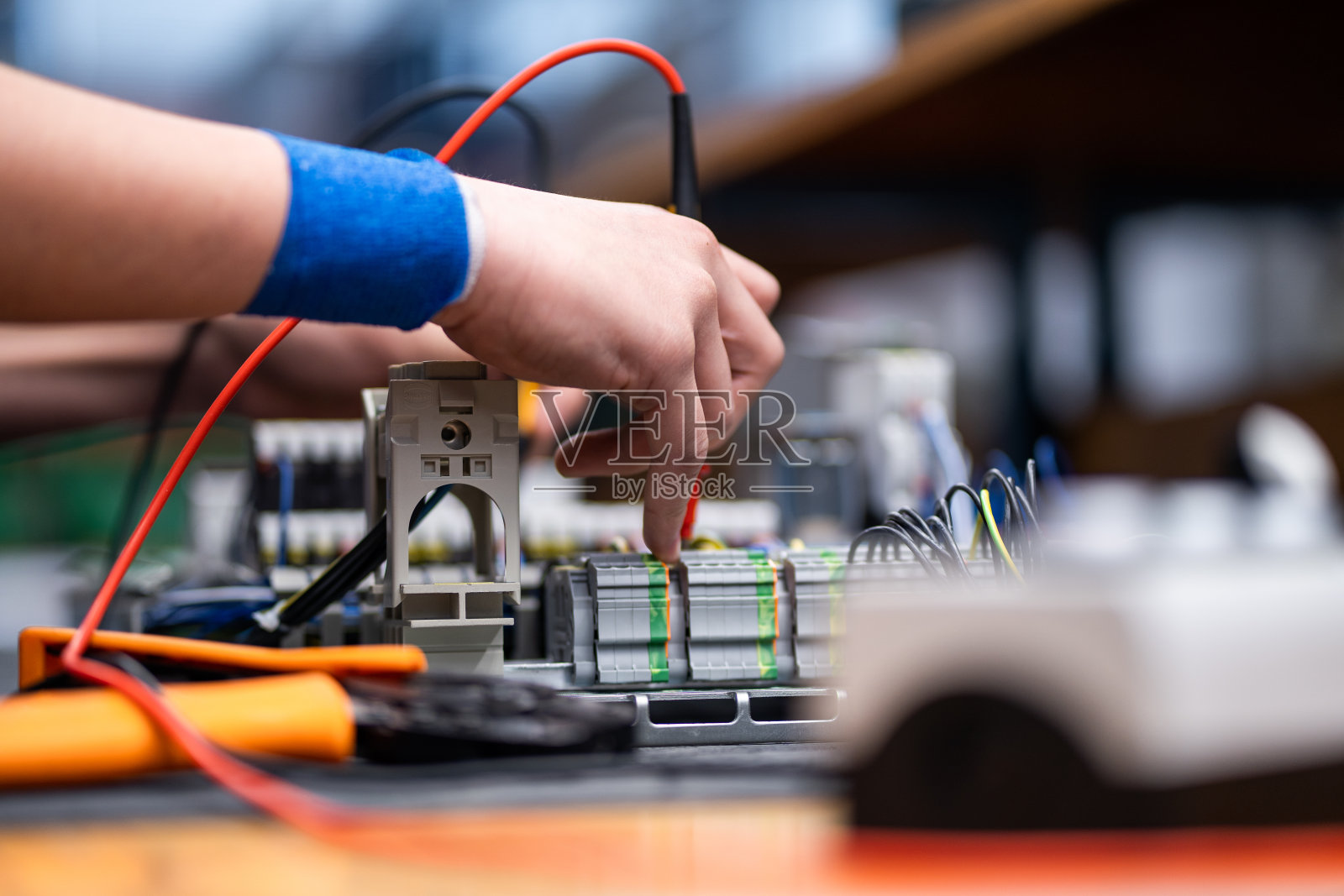 电工在车间使用设备的详细情况照片摄影图片
