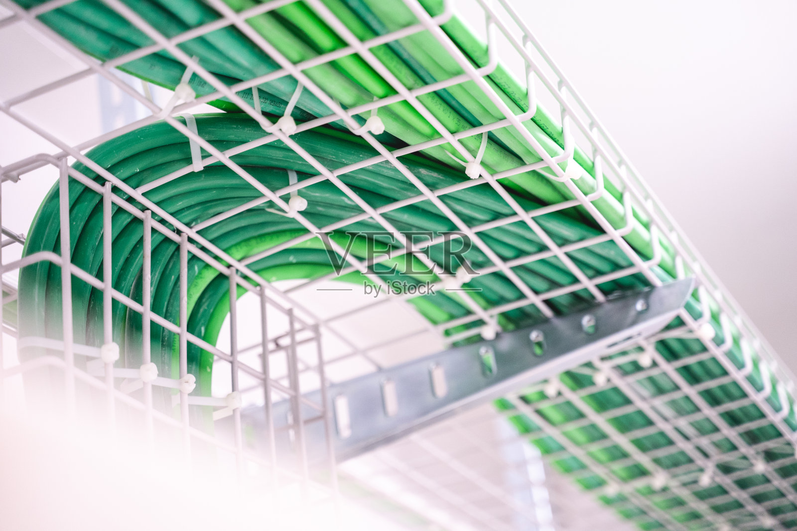 货架上一排排的电缆照片摄影图片