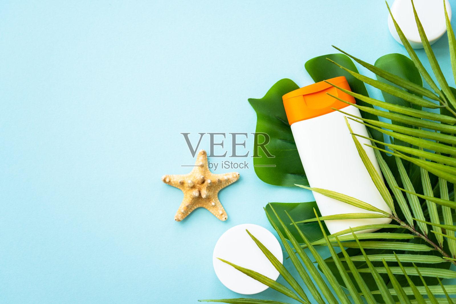 防晒护肤品上的蓝色。照片摄影图片