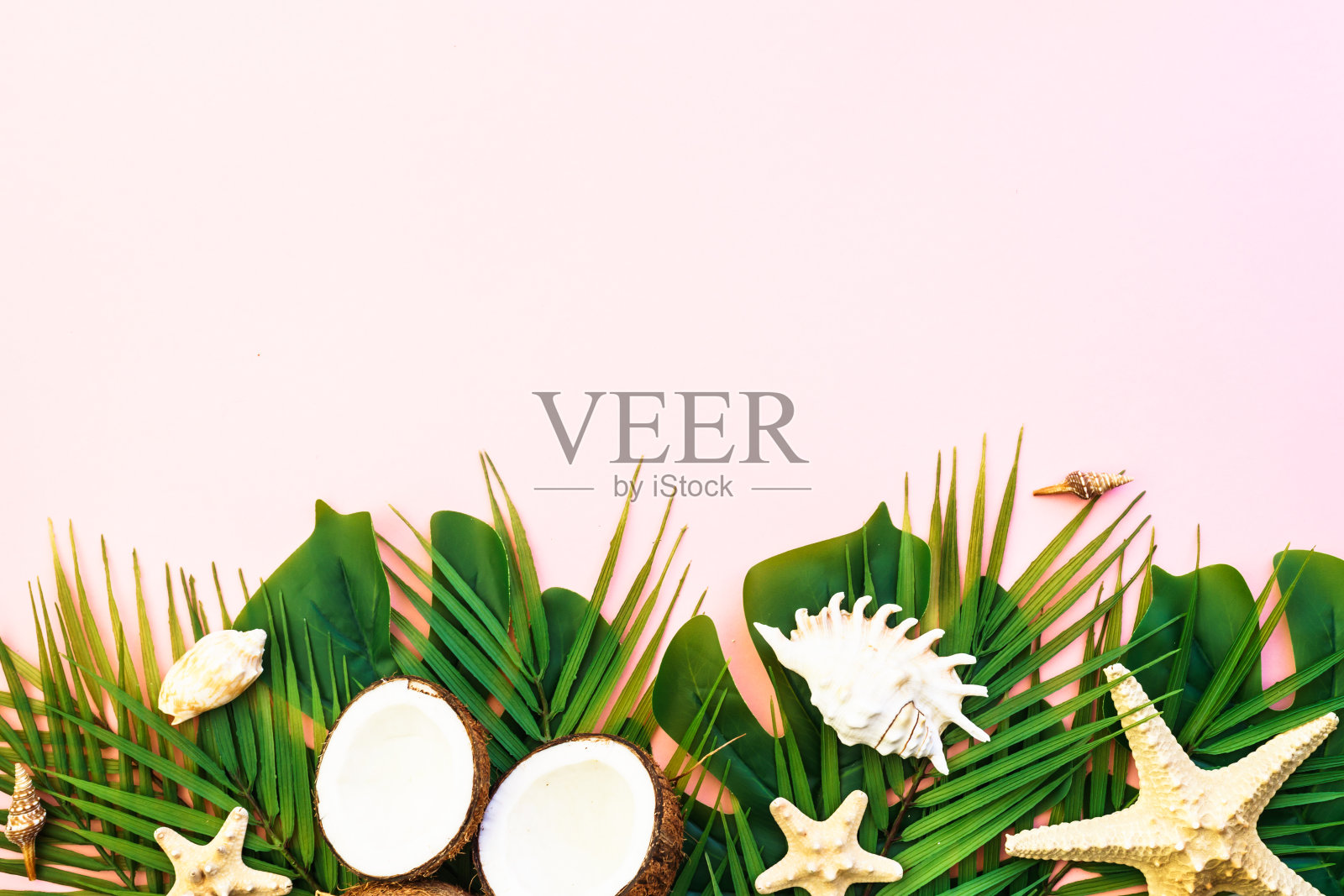 夏季平坦地铺上粉红色的背景热带树叶。照片摄影图片