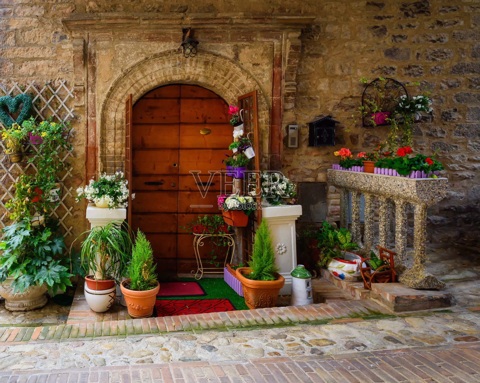 斯佩罗狭窄的步行街和庭院。意大利翁布里亚的中世纪小镇Spello，美丽的古老街道花卉装饰。夏天，明亮而舒适。意大利的小镇之旅照片摄影图片