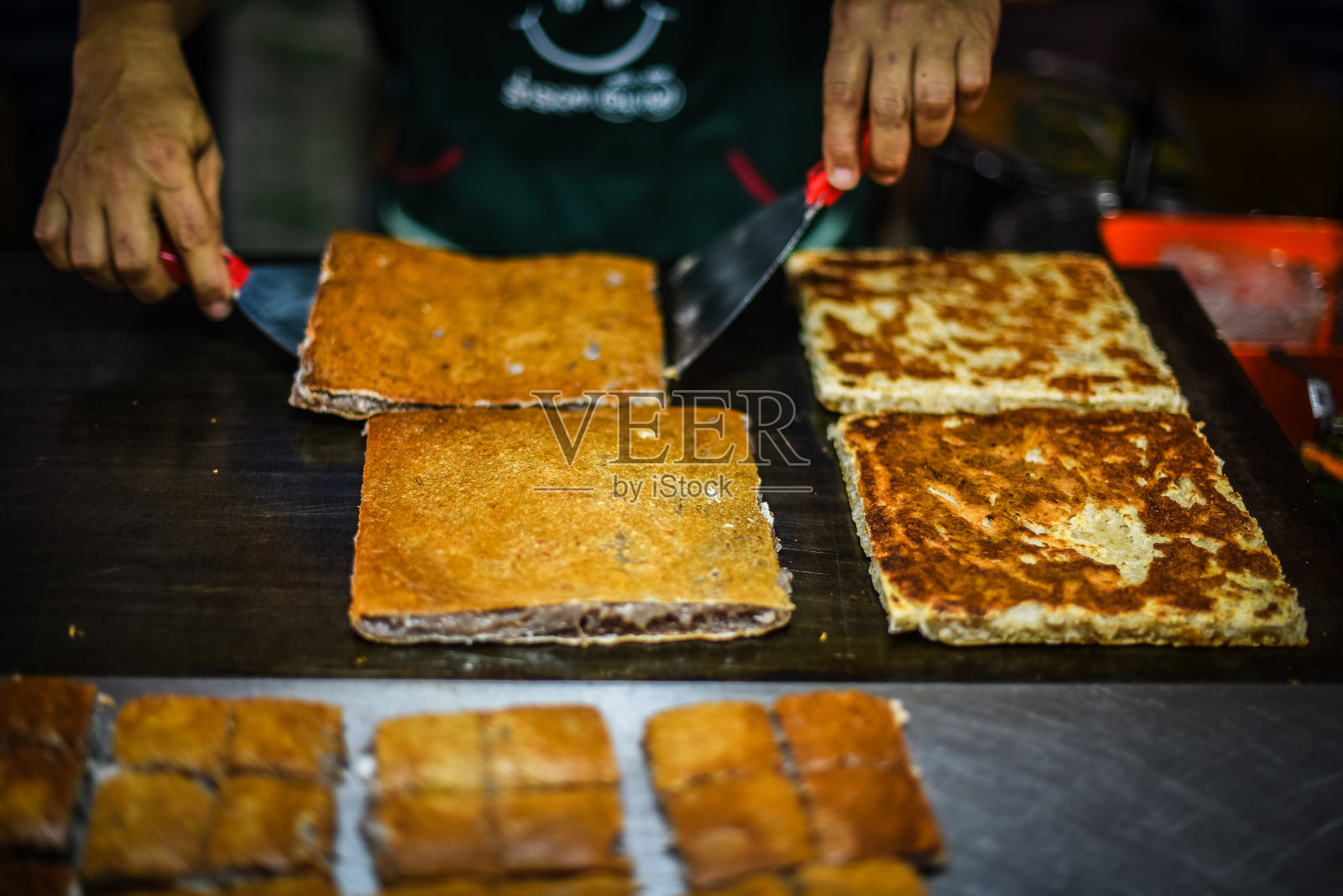 Khanom Ba Bin是一种传统的泰国甜点，里面填满了黑糯米粉、椰子和糖，然后在平底锅上烤。照片摄影图片