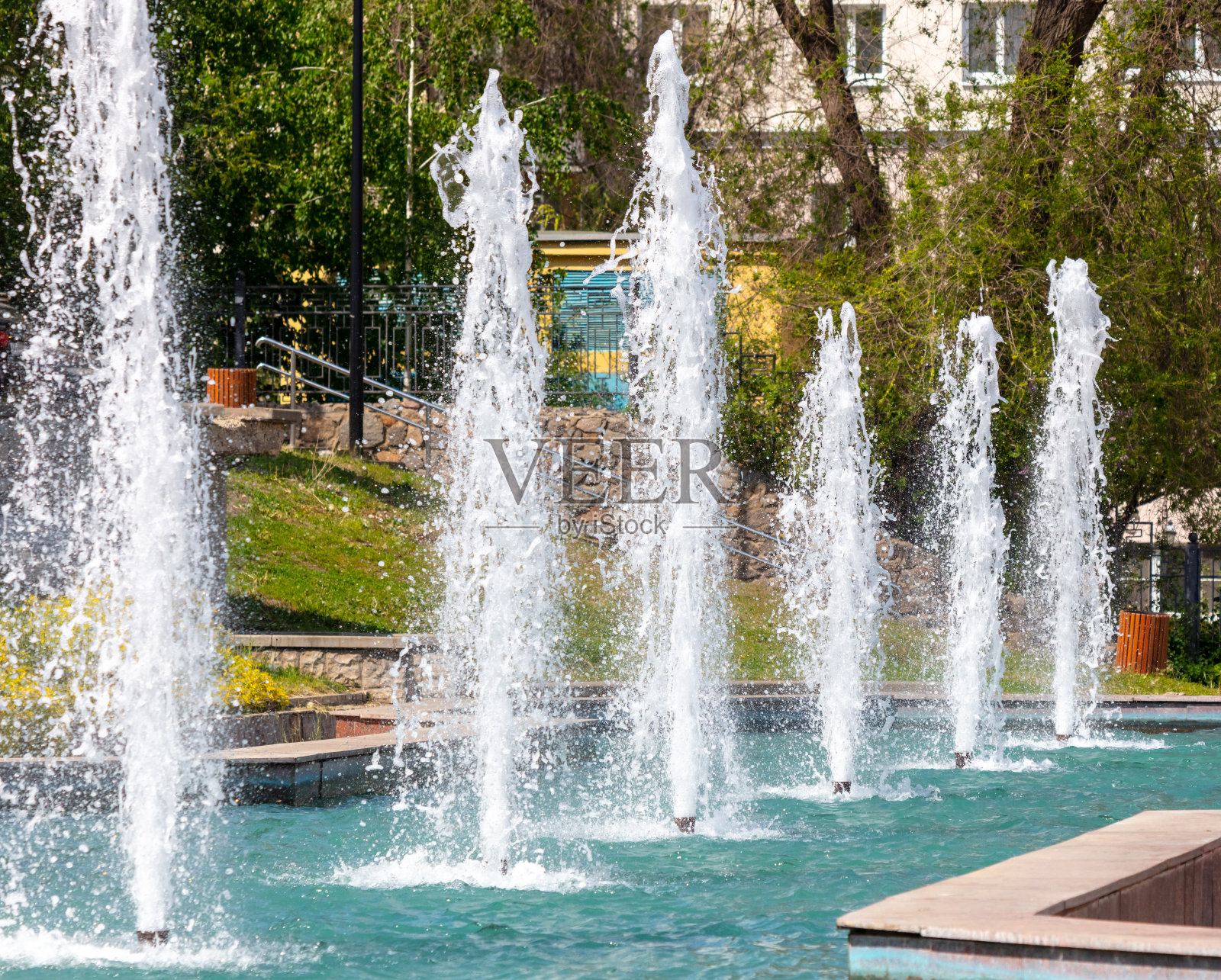 夏天的喷泉公园。自然照片摄影图片