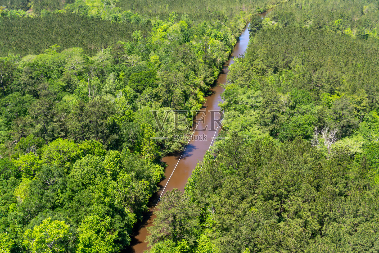 一座被水淹没的桥的鸟瞰图照片摄影图片